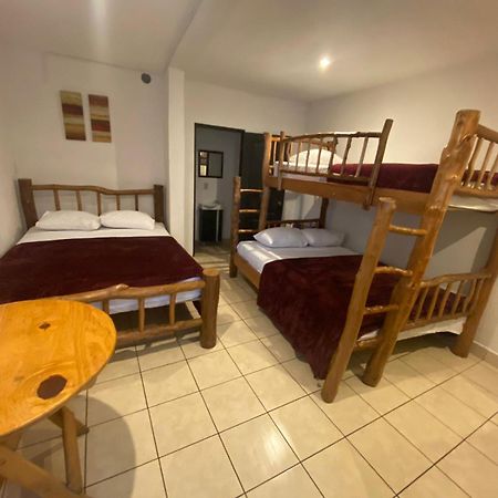 Hostal 17-52 グアテマラシティ エクステリア 写真