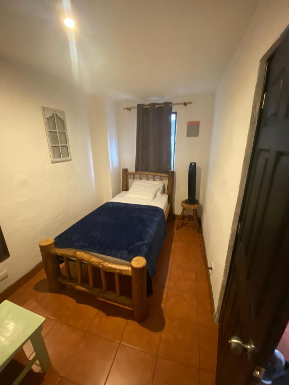 Hostal 17-52 グアテマラシティ エクステリア 写真