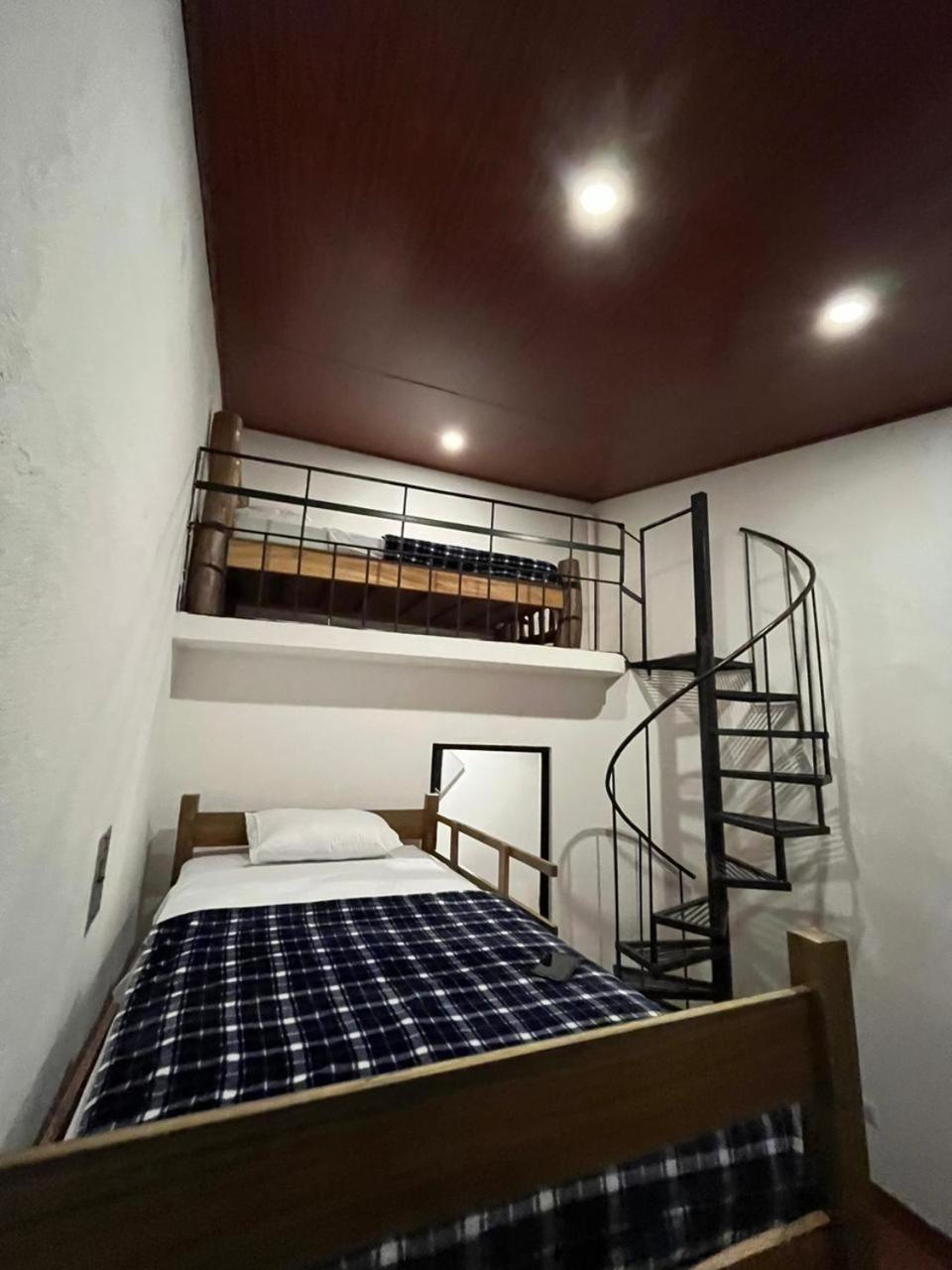 Hostal 17-52 グアテマラシティ エクステリア 写真