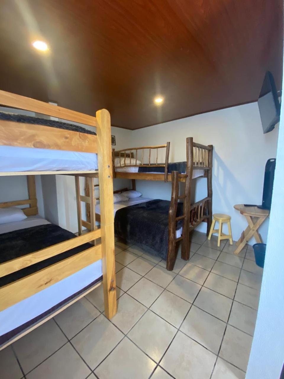 Hostal 17-52 グアテマラシティ エクステリア 写真